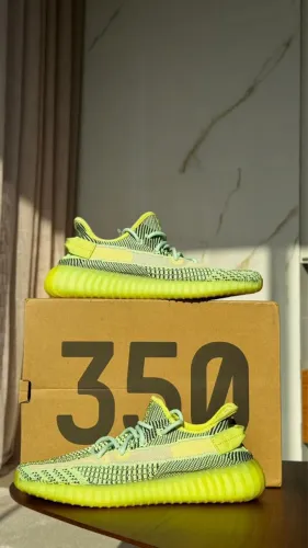 Tênis Adidas Yeezy Boost 350 V2 Glow