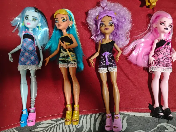 Lote Buried Secrets - Frankie, Cleo, Clawdeen e Draculaura