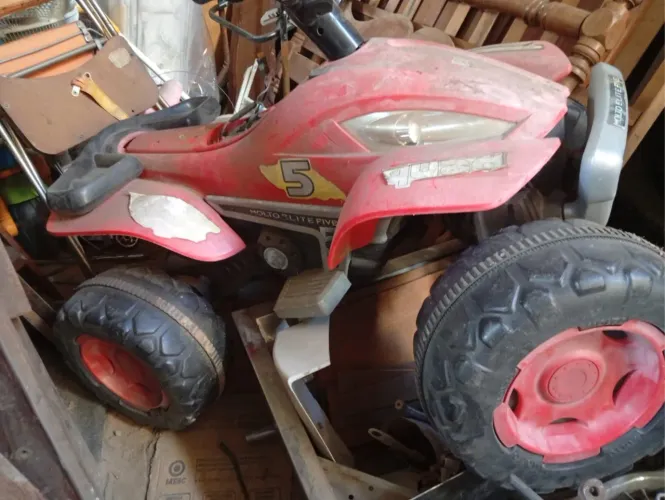 Moto elétrica infantil bandeirantes para manutenção . Obs.:sem bateria e sem o acento