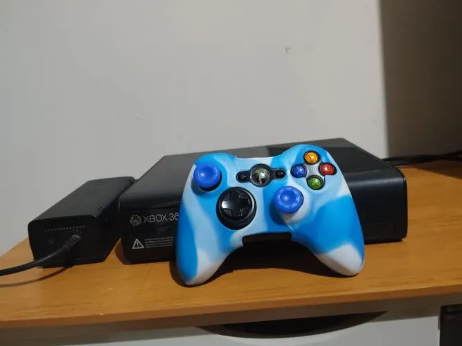 Xbox 360 E com 4 Jogos e Acessórios