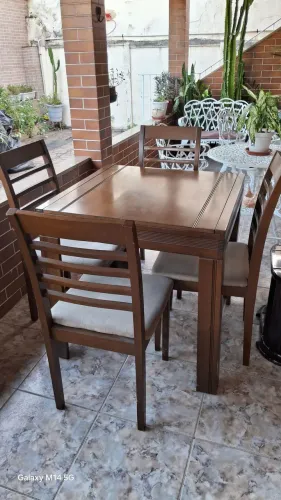 Mesa de madeira 4 lugares