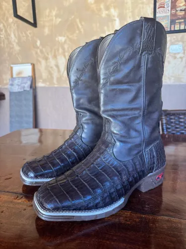 Bota couro de jacaré Goyazes