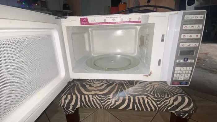Vendo microondas semi novo