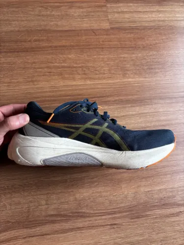 ASICS GEL KAYANO 30 em ótimas condições