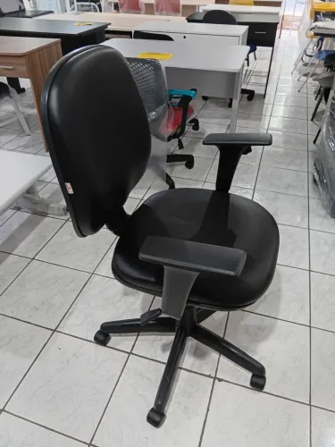 Cadeira giratória em courino preto