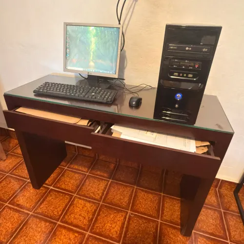 Computador completo + mesa de estudos