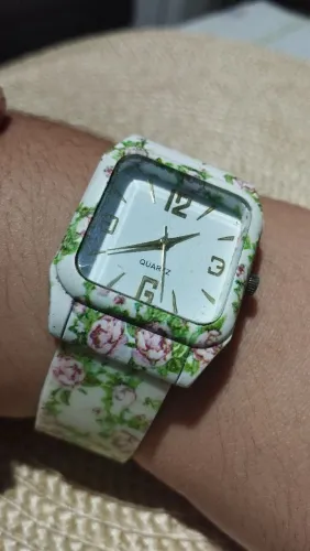 Relógio Feminino com detalhes em Rosas R$:80 Reais