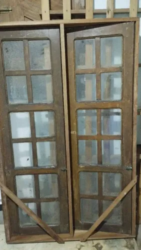 Vende janela madeira com vidro
