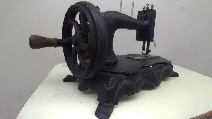 Máquina de costura manual antiga