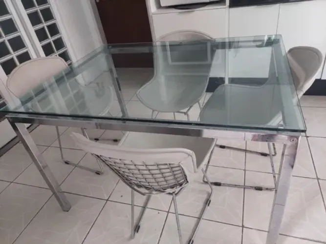 Mesa de vidro com 4 cadeiras