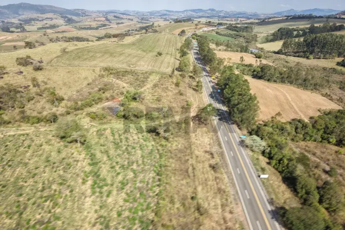 Sitio às margens da BR-459 em Santa Rita de Caldas MG