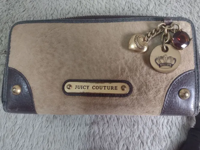 Promoção para hoje linda carteira em pelúcia com pingentes Juicy Couture