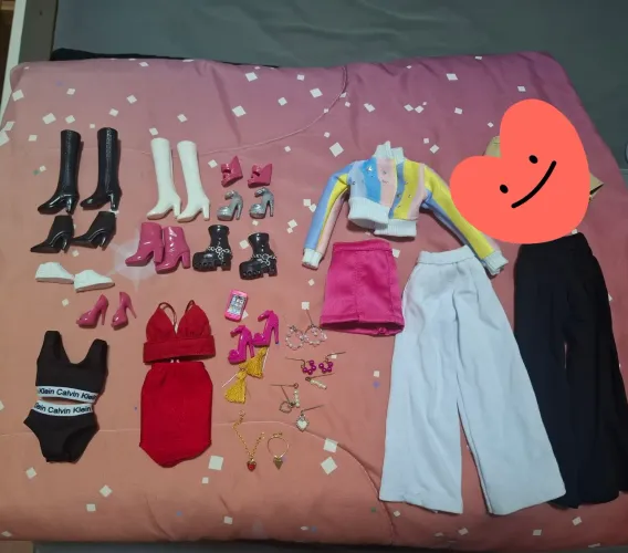 Lote de roupas e acessórios Barbie