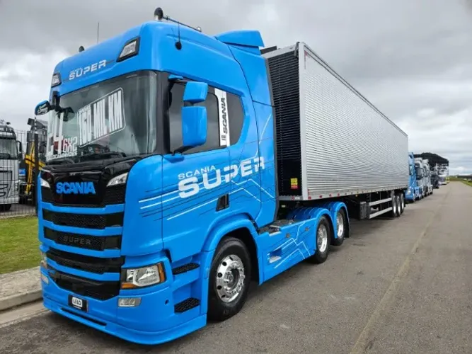 Scania R460 SUPER 6X2 Ano 24 Baixo km + Baú 3 Eixos Nostra Ano 2027 30plts com pneus