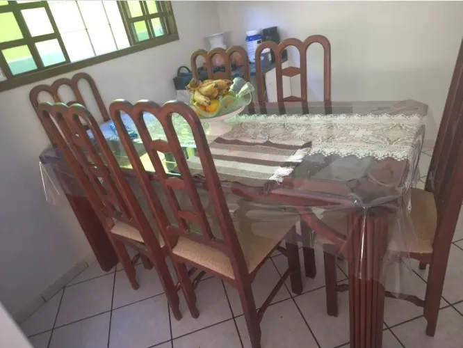 Mesa com 5 cadeiras tanpo de vidro e madeira