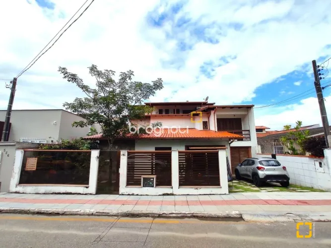 Casa com 6 Quartos (2 suítes) | Suíte Master Com Hidro em São José/SC