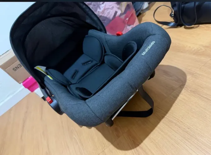 Bebê conforto.