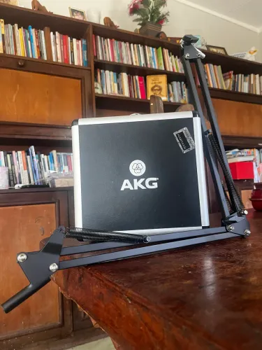 Mic. profissional AKG + apoio de braço nunca usado