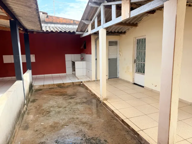 Casa com 3 quartos mais 1 quarto nos fundos toda forrada 