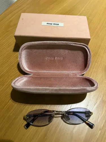 Óculos de Sol Feminino Miu Miu Oval MU A54S Cor Dourado