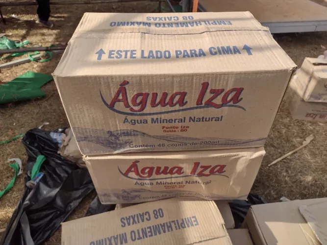 Vende -se  40 caixas de água mineral com 48 copos de 200 ml