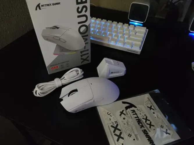 Attack Shark x11 22000 dpi com dock de carregamento Cor: Preto e Branco