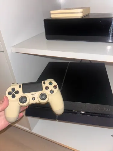PS4 Slim - 4 jogos + controle off white