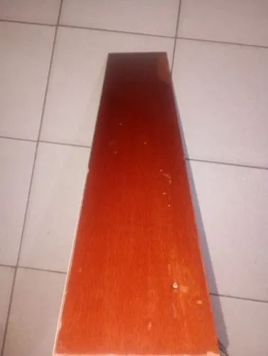 03 prateleiras em MDF, pintadas com verniz na cor mogno, 70 x 15 cm , já com cantoneiras.