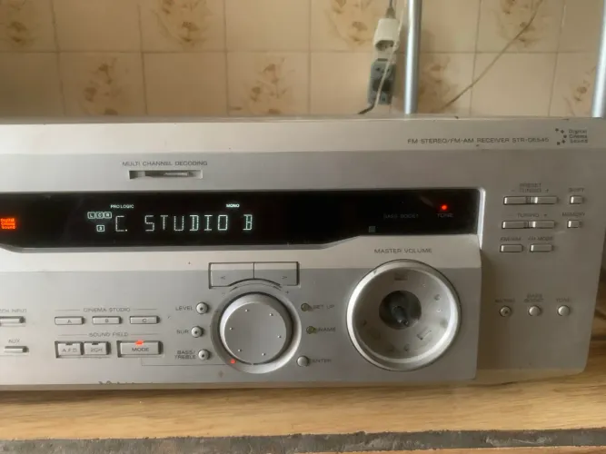 receptor de áudio e vídeo da Sony, com modelos possíveis como o STR-DE545 ou STR-DE445