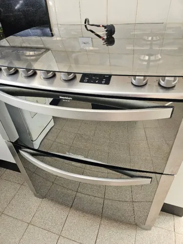 Fogão Eletrolux Premium 5 bocas, 2 fornos, Grill e Painel Digital - 220V impecável