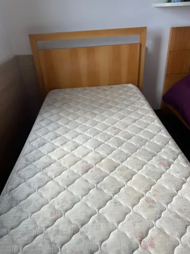 2 camas completas em Pau Marfim com colchões Pillow top
