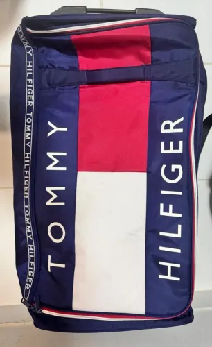 Mala Tommy Hilfiger com rodinhas