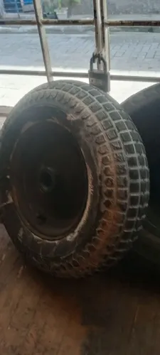 Duas rodas completa com excelente pra carroça em perfeito Estado de conservação