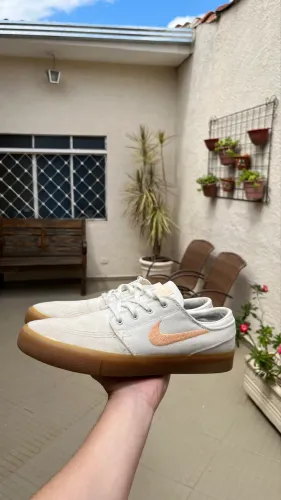 TÊNIS NIKE SB ZOOM JANOSKI BEGE