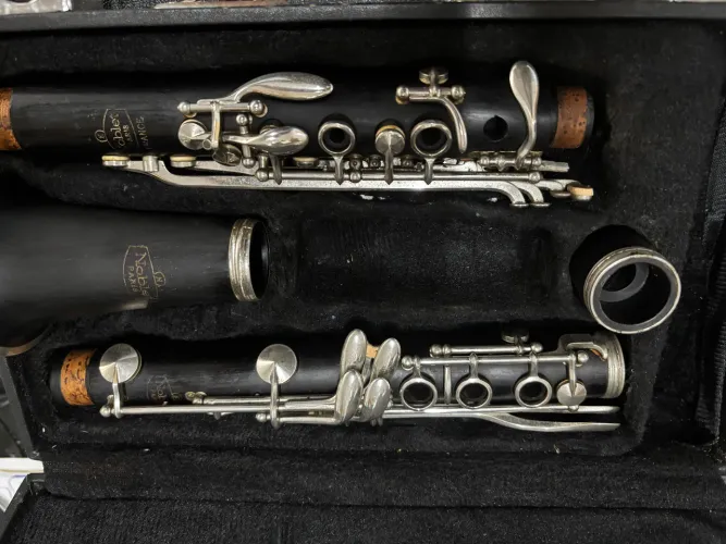 Clarinetes franceses em madeira