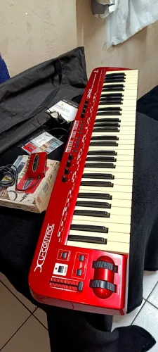 Teclado controlador Behringer umx 610 + placa Behringer UCCA inclusa