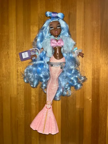 Boneca Mermaze Mermaidz Color Change Core Shellnelle