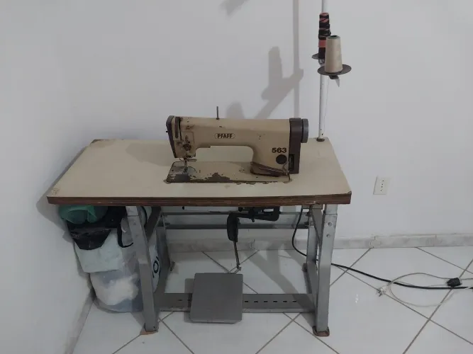 Máquina de costura industrial pfaff.