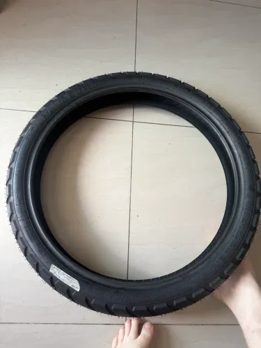 Pneu dianteiro 90/90/21 com câmara Metzeler 