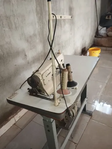 MÁQUINA DE COSTURA INDUSTRIAL - FUNCIONANDO PERFEITAMENTE ( ACEITO NEGOCIAÇÃO EM APARELHOS