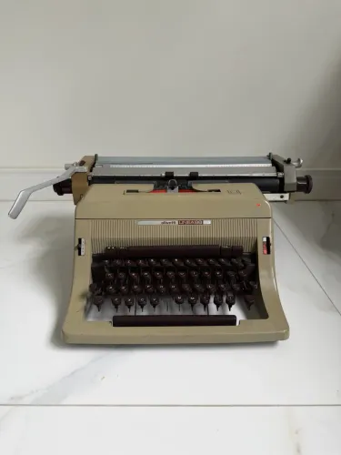 Máquina de Escrever Olivetti Linea 88 - Vintage / Original