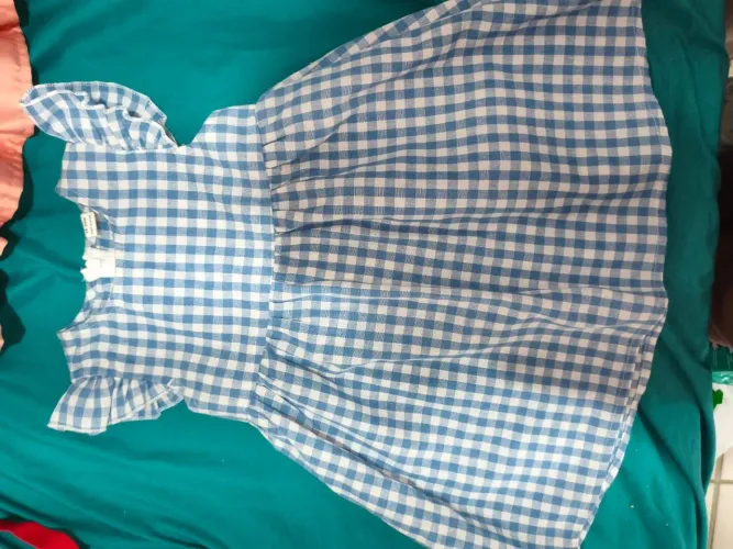 Vestido tamanho 18 a 24 meses semi novo 