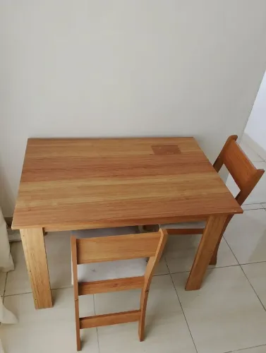 Mesa de madeira clara