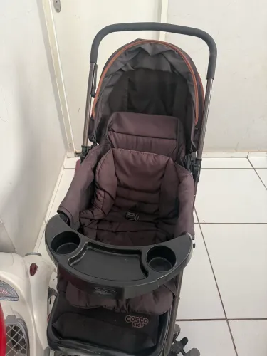 Carrinho com Bebê conforto Cosco Preto
