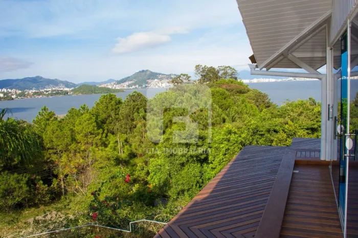 Casa de 5 dormitórios à venda no Cacupé
