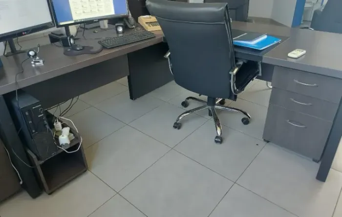 mesa em L com 1 gaveteiro/cadeira giratoria/ balcão 4 portas/balcao 2 portas/ 2 cadeiras