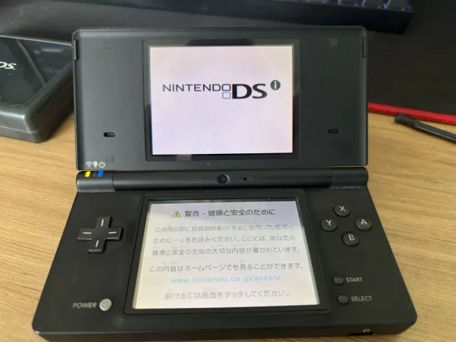 Kit Nintendo DSi Preto + 16 Jogos Originais + Cartão R4 + Acessórios