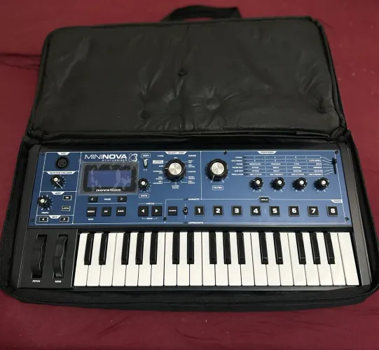 Novation MiniNova Sintetizador 37 Teclas + Vocoder