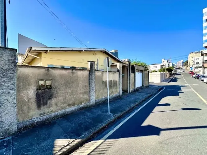 Imóvel com 2 Casas no Centro de Tubarão