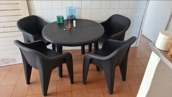 Vendo mesa de plástico desmontável com quatro cadeiras reforçadas